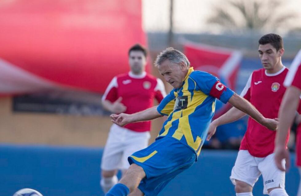 La historia de Robert Carmona, el futbolista más longevo del mundo