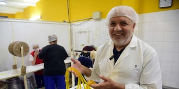 Néstor Fermanelli, socio gerente de Plin, dentro de la fábrica. (Ramiro Pereyra / La Voz)