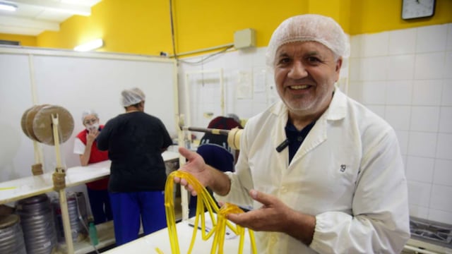 Néstor Fermanelli, socio gerente de Plin, dentro de la fábrica. (Ramiro Pereyra / La Voz)