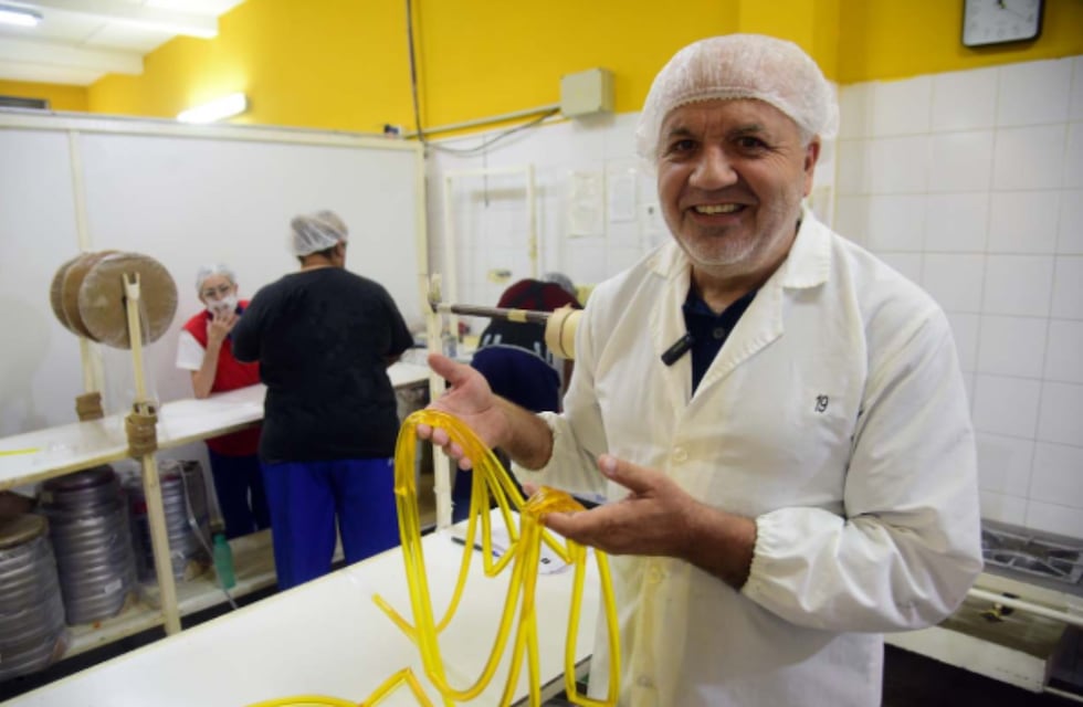 Cómo se hacen las “mielcitas” y “gallinitas”: los secretos de la empresa Plin en Córdoba