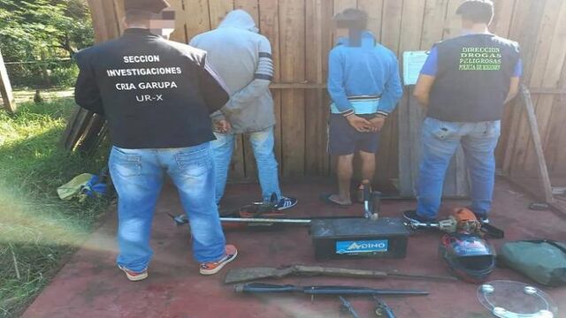 Tras un allanamiento, detienen a dos individuos y secuestran armas de fuego.