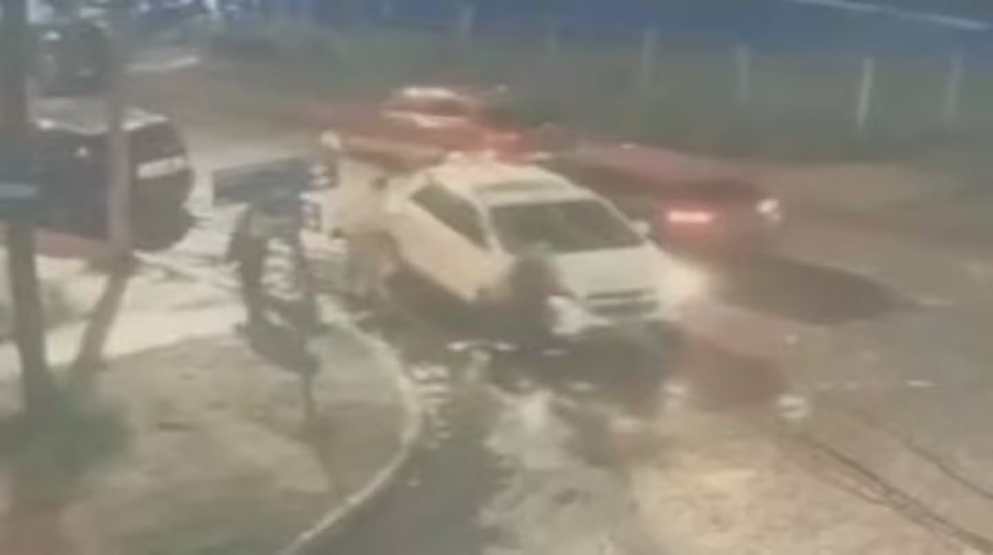 Así subieron las tres chicas desaparecidas en La Matanza a la camioneta blanca. (Captura de video)