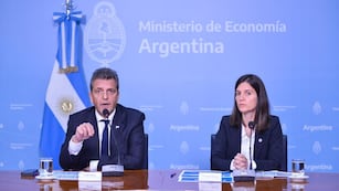 El ministro de Economía de la Nación, Sergio Massa, y la directora ejecutiva de ANSES, Fernanda Raverta. Foto: Prensa Ministerio de Economía