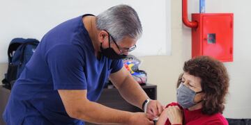 La población mayor d e 65 años fue una de las primeras en ser inmunizadas junto al personal sanitario.