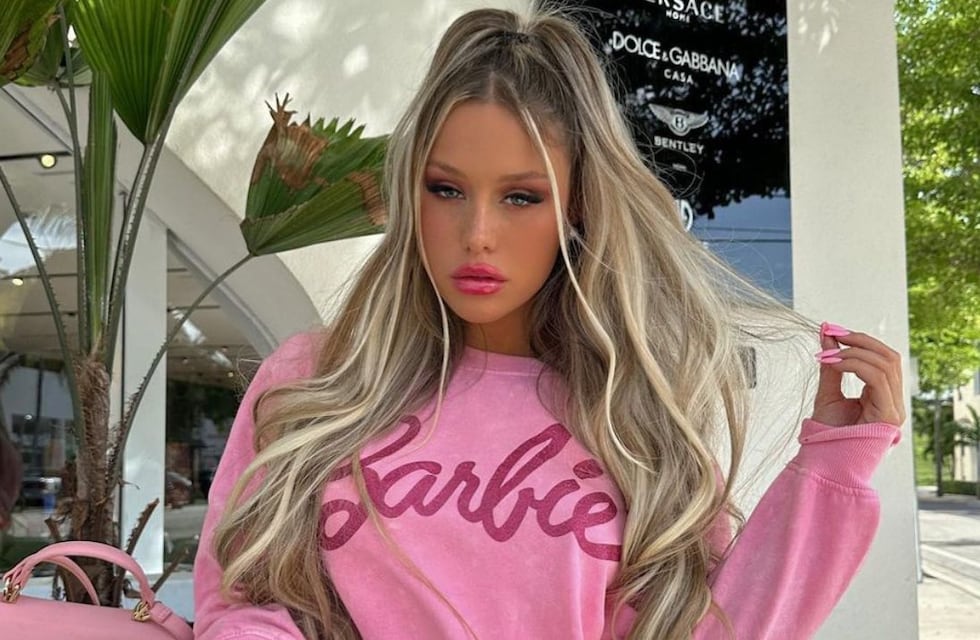 Corbata y portaligas: Agustina Añón no deja de calentar la pantalla de Instagram
