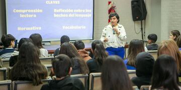 DESACOPLE. Argentina está entre los países latinoamericanos que más recursos destina a la educación, pero los resultados que obtiene no están en línea con esa inversión. (Los Andes)
