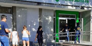 Miembros de la AIC realizan pesquisas luego del ataque.