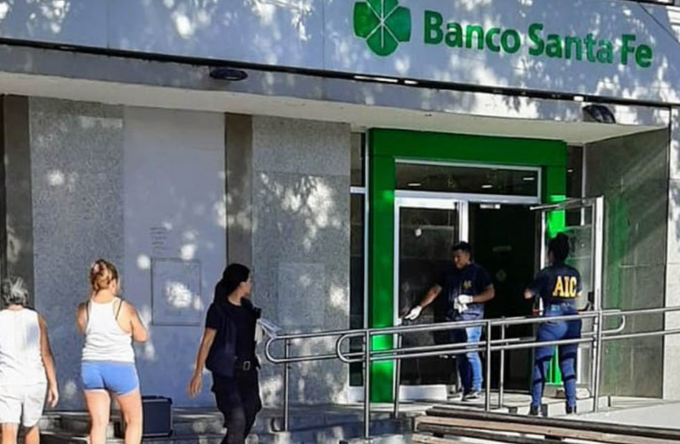 Balaceras sin fin en Rosario: tirotearon el frente de un banco a plena luz del día