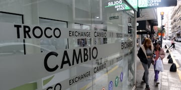 Seguí la cotización del dólar blue en Córdoba. (Clarín/Ilustrativa).