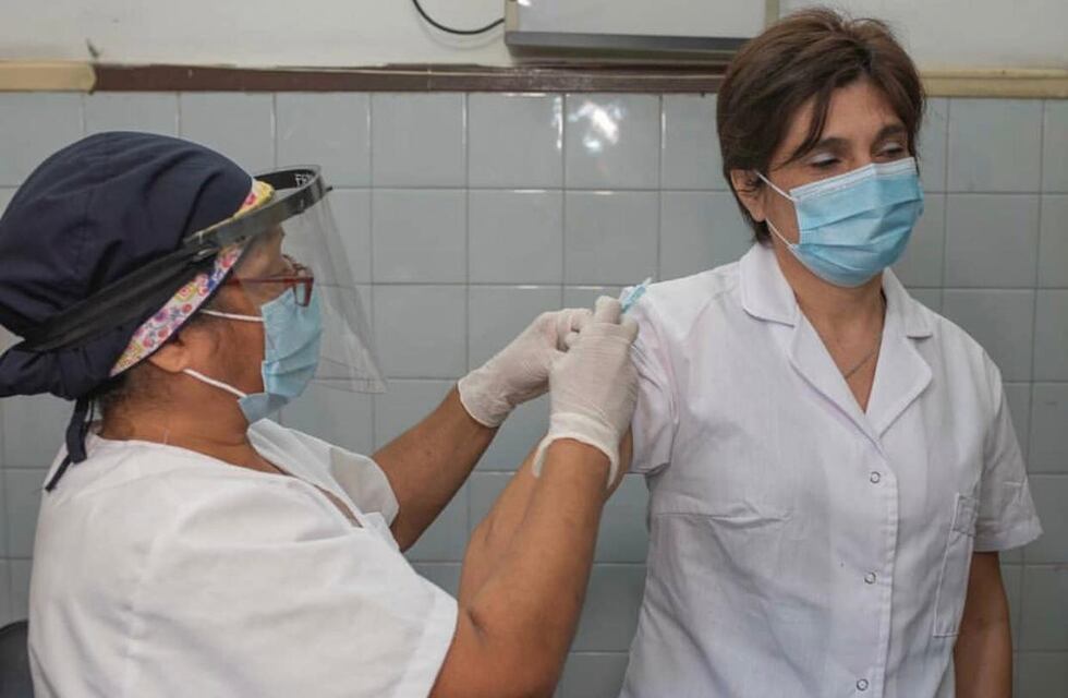La jefa de Enfermería de la Terapia Intensiva del Hospital San Martín fue la primera persona vacunada de la provincia