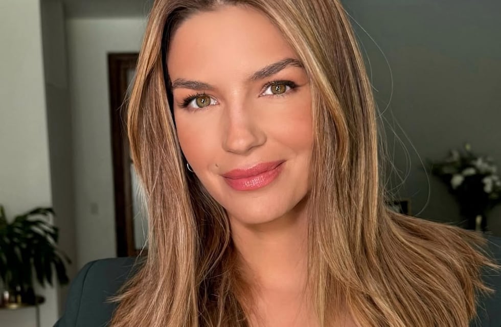 Marcela Kloosterboer deslumbró con un minivestido de un color que promete ser tendencia esta temporada