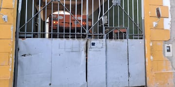 Al menos dos proyectiles impactaron sobre el portón del acceso norte.