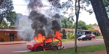 Apóstoles: un automóvil se incendió en plena vía pública.