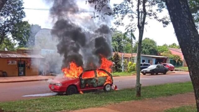 Apóstoles: un automóvil se incendió en plena vía pública.