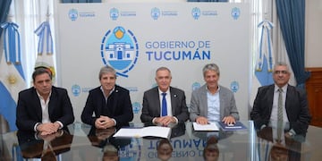 Lo rubricaron el gobernador, el ministro de Economía de la Nación y otras autoridades