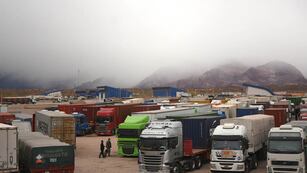 Mendoza Uspallata 12 de junio 2020 Camioneros varados coronavirus
Camioneros varados coronavirus.
Alrededor de 300 camiones se encuentran en Uspallata esperando desde hace 7 días la apertura del paso a Chile. Camioneros denuncian malos tratos y discriminación por la pandemia.
Foto: Marcelo Rolland / Los Andes
camiones; exportación; ruta; choferes; contenedores; containers;