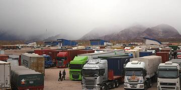 Mendoza Uspallata 12 de junio 2020 Camioneros varados coronavirus
Camioneros varados coronavirus.
Alrededor de 300 camiones se encuentran en Uspallata esperando desde hace 7 días la apertura del paso a Chile. Camioneros denuncian malos tratos y discriminación por la pandemia.
Foto: Marcelo Rolland / Los Andes
camiones; exportación; ruta; choferes; contenedores; containers;