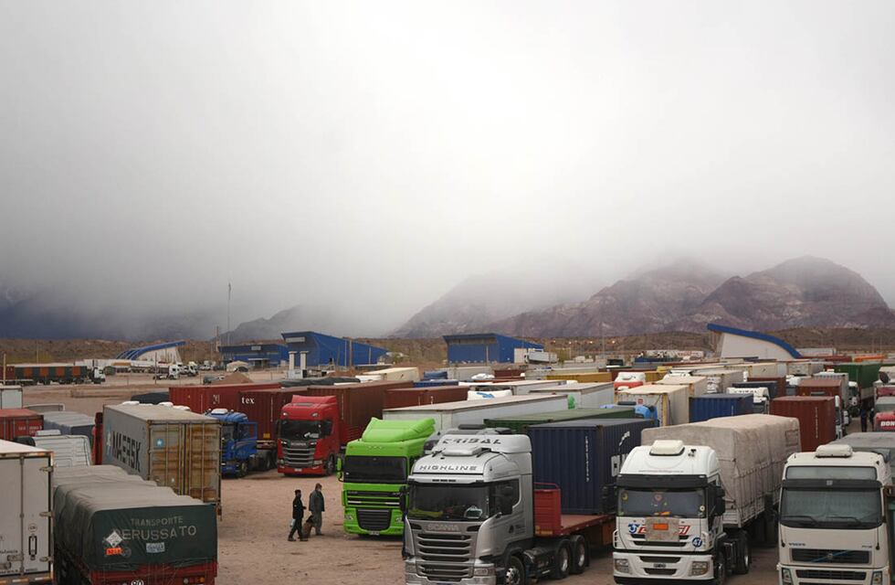 Más de 3.000 camiones esperan en alta montaña para que habiliten el Paso Internacional de Mendoza a Chile