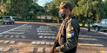 Durante el operativo se encontró abandonada una camioneta marca Toyota modelo Hilux