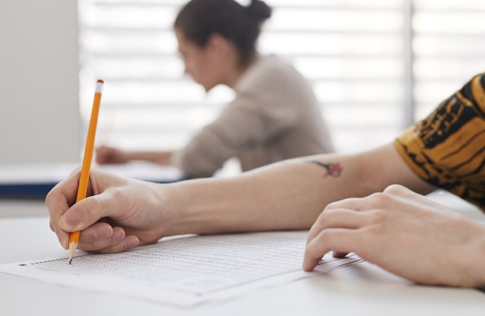 Se filtró un video que muestra cómo se habrían copiado los extranjeros en el Examen de Residencias Médicas