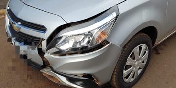 Accidente vial en Puerto Iguazú dejó a un motociclista herido.