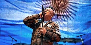 Ricardo Iorio no cantará el Himno Nacional por decisión de los organizadores tras el escándalo en redes.