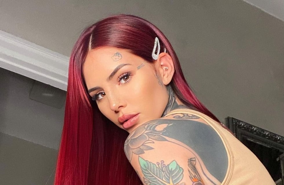 Candelaria Tinelli lució un minicorset de encaje frente al espejo y se llevó todas las miradas