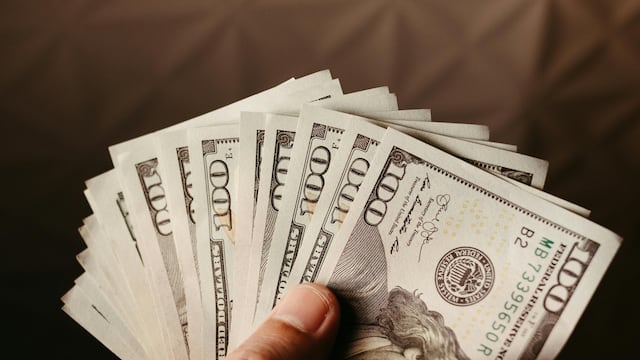 El Feng Shui dice que hay que guardar billetes doblados para atraer abundancia.