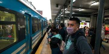 Fuerzas de seguridad realizan controles en el tren Sarmiento, en el marco de las nuevas restricciones para frenar la circulación del coronavirus. (Clarín)