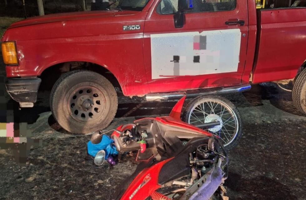 Accidente Villa Carlos Paz: una motociclista fue hospitalizada tras colisionar con una camioneta en Barrio La Quinta
