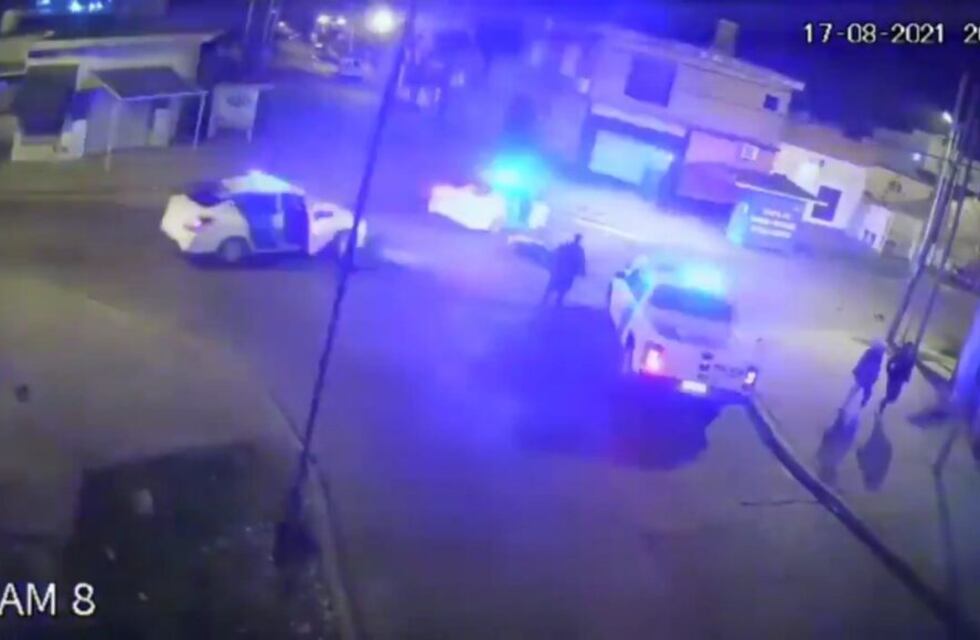 Quilmes: un motochorro huía de la Policía y chocó contra un patrullero que no lo perseguía