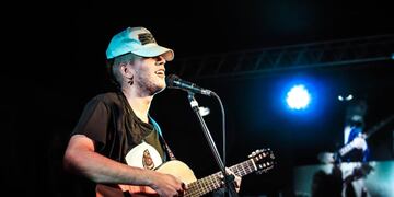 El artista comenzó su carrera musical con la banda que creó su familia.
