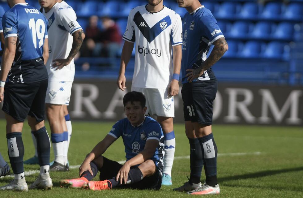 Polémica en la primera jugada del Vélez-Talleres: ¿fue penal de Burián a Álvez?