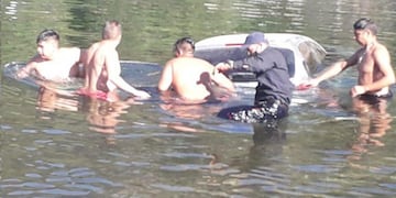 Una familia dejó el auto sin freno de mano y terminó en el medio del río