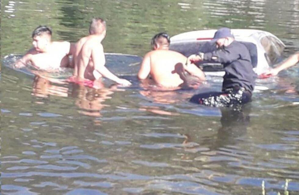 Una familia dejó el auto sin freno de mano  y terminó en el medio del río