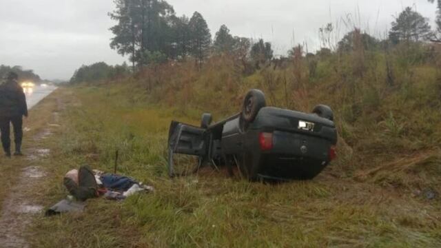 Toda una familia resultó herida tras despistar y volcar su vehículo en Dos de Mayo.