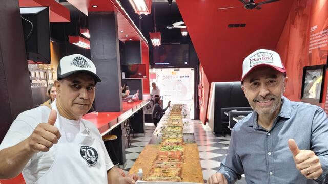 La pizza de 15 metros de Pizzería Don Luis tardó tres horas en hacerse. Y en un hora vendieron todas las porciones.