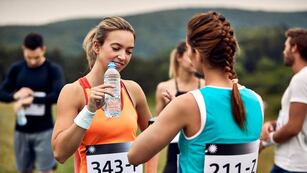 Los corredores deben ingerir 1,5 litros de agua por cada kilo que pierden durante la carrera. (Freepik)