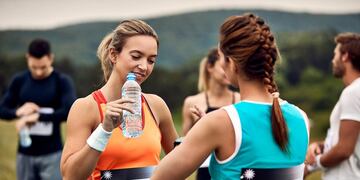 Los corredores deben ingerir 1,5 litros de agua por cada kilo que pierden durante la carrera. (Freepik)