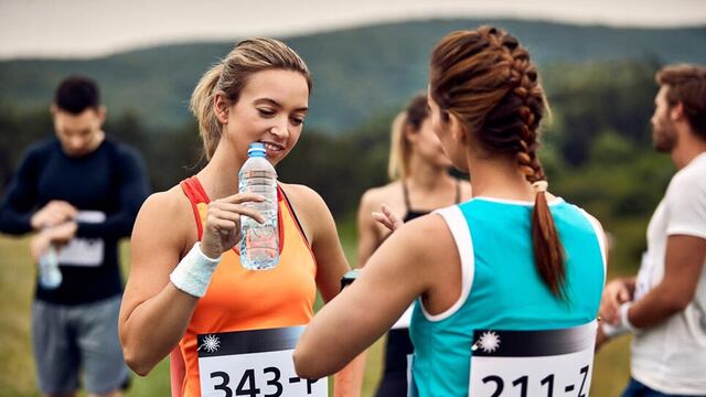 Los corredores deben ingerir 1,5 litros de agua por cada kilo que pierden durante la carrera. (Freepik)