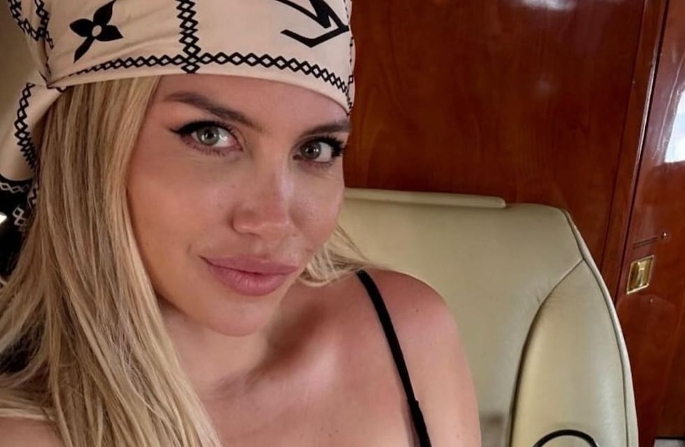 Mega escote y sombrero trendy: Wanda Nara sorprendió con un outfit al límite de la censura
