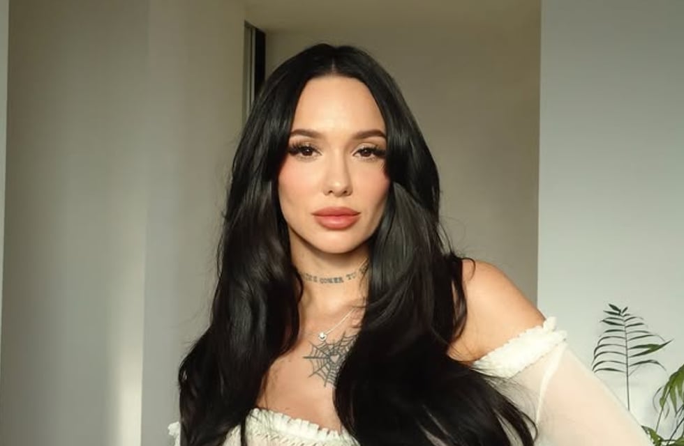 La Joaqui presumió su figura con un jugado look: total white y transparencias