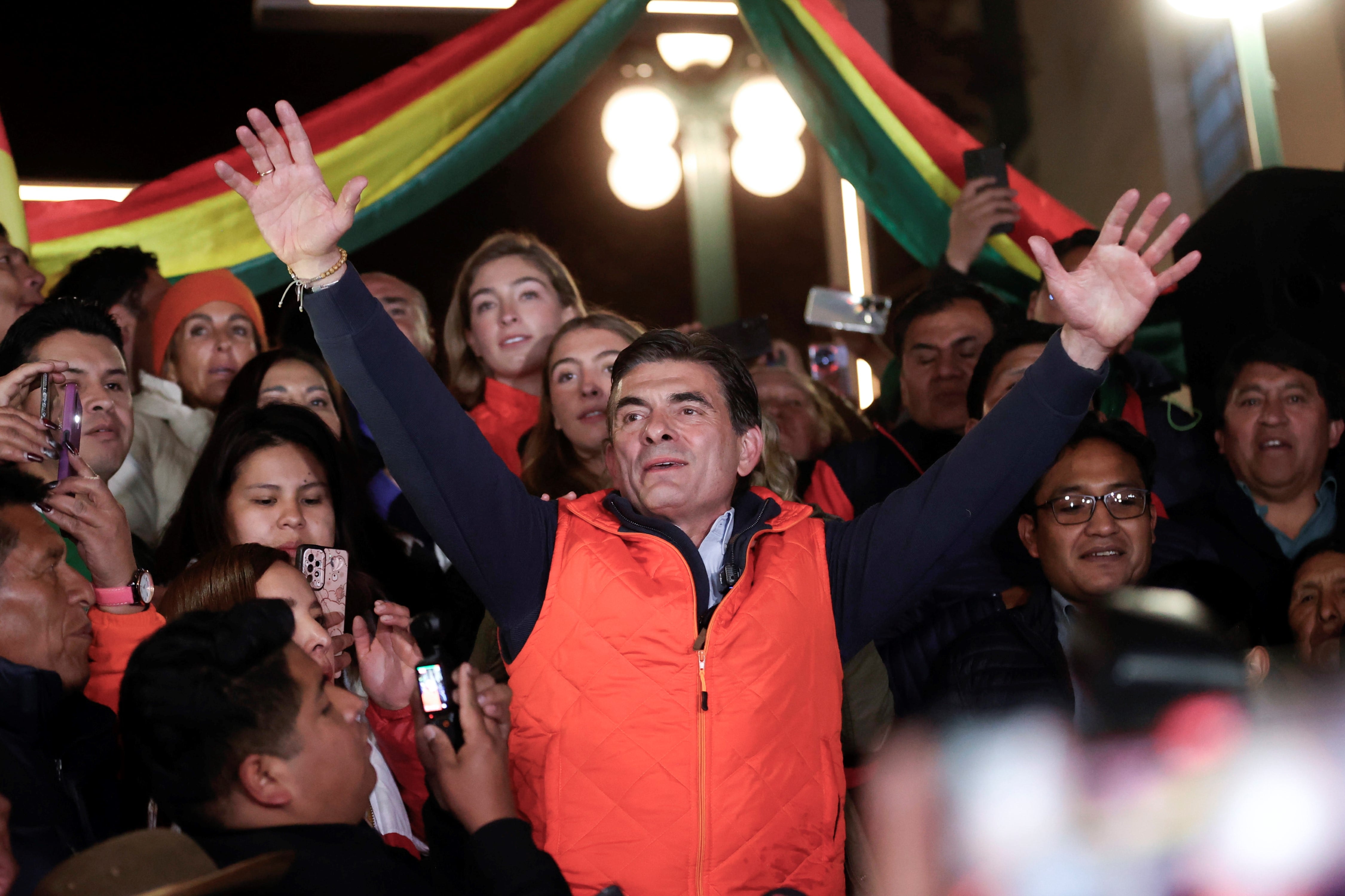 Fotografía de archivo del 17 de agosto de 2025 del candidato a la presidencia por el Partido Demócrata Cristiano (PVC), Rodrigo Paz, hablando durante un evento de campaña electoral, en La Paz (Bolivia). El país se encamina a una inédita segunda vuelta marcada por una campaña de polarización "extrema" y agresiones entre los candidatos opositores que se disputan la Presidencia y Vicepresidencia del país, según analistas.