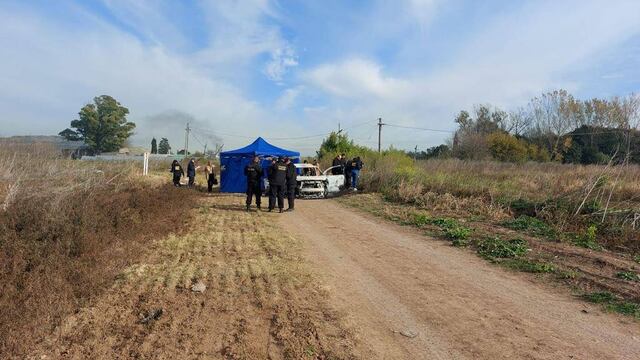 La Chevrolet Spin blanca fue incendiada sobre Aborígenes Argentinos al 7100.