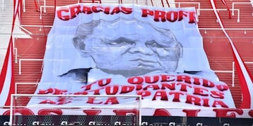 En la tribuna que da a la calle 57 se colgó una enorme bandera.