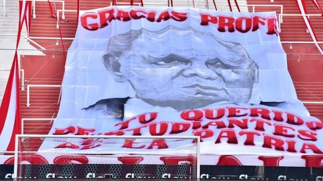 En la tribuna que da a la calle 57 se colgó una enorme bandera.