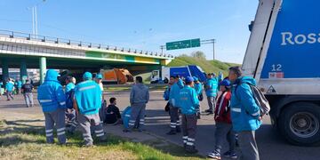 Trabajadores pararon por la mañana y cortaron el acceso de Circunvalación y Pte Perón hasta el mediodía