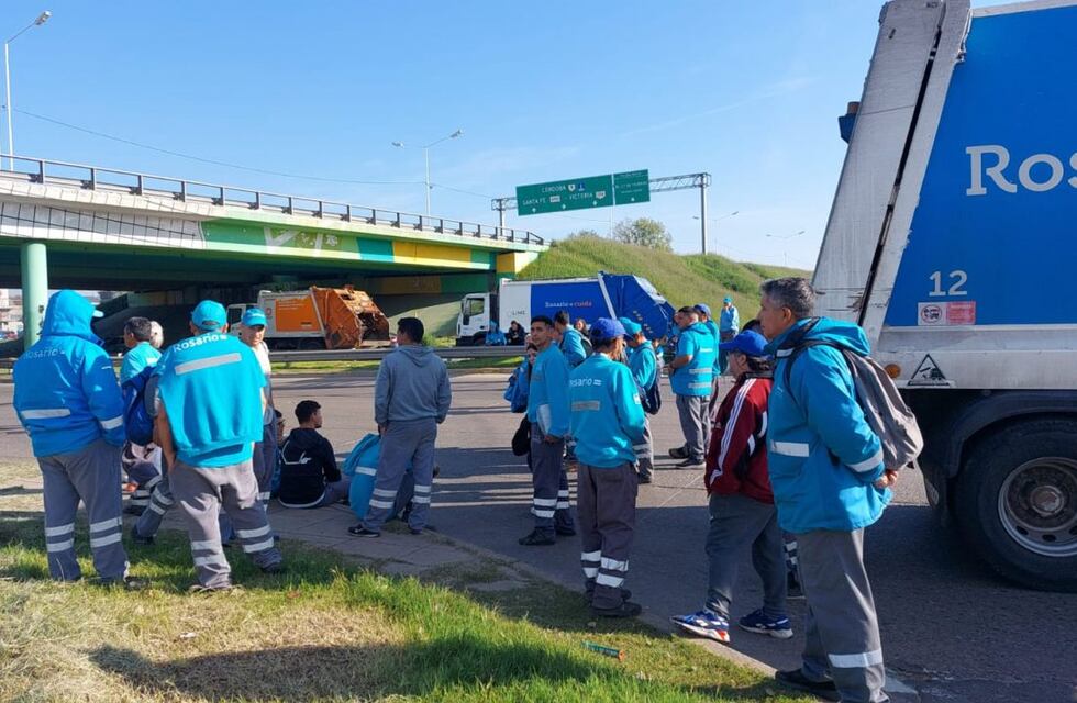 Atacaron a tiros un camión recolector con trabajadores en Rosario: “No fue una tragedia de milagro”