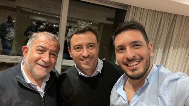 El intendente de Río Tercero, Marcos Ferrer, junto a Juez y De Loredo en la noche de este domingo (Gentileza)
