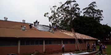 Fuertes ráfagas de viento causan daños en Puerto Iguazú.